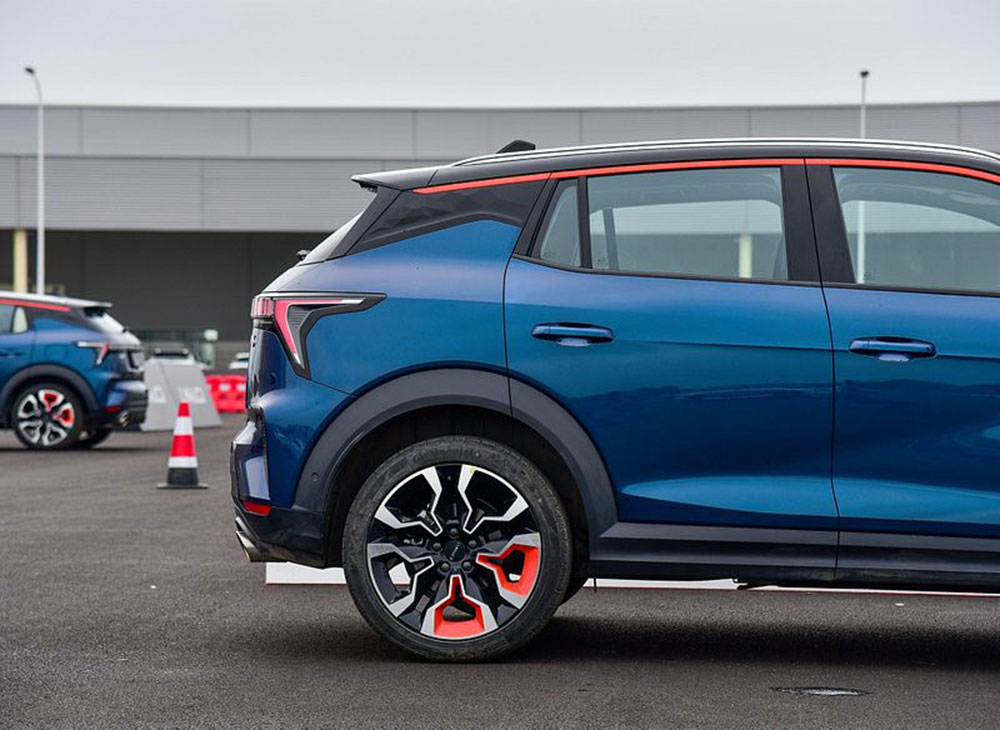 Lynk & Co 06